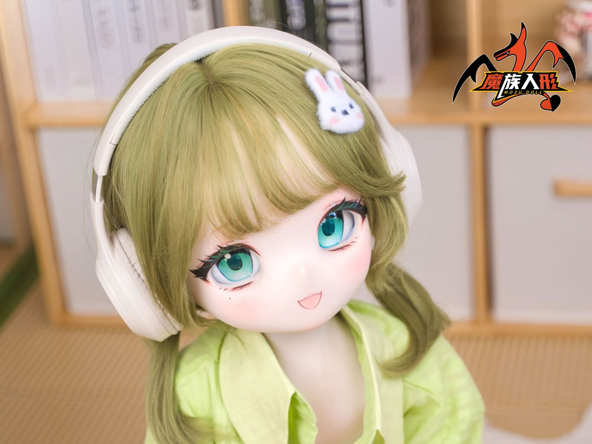 前髪や小物で甘さの濃淡を切り替えるスタイリング例